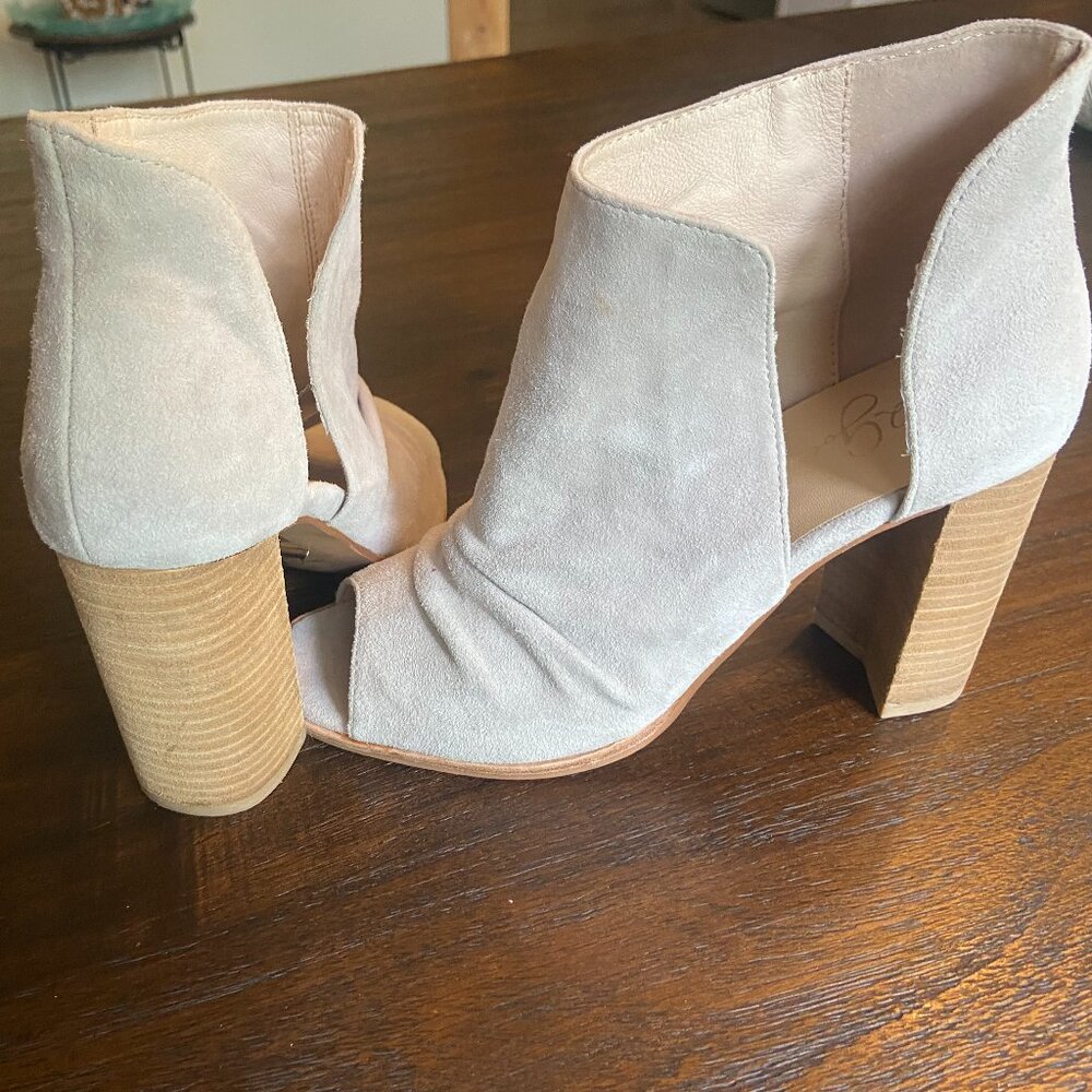 42 Gold Loyalty Tan Suede Block Heel Open Toe Bootie - Sz. 8 - NEW NEVER WORN